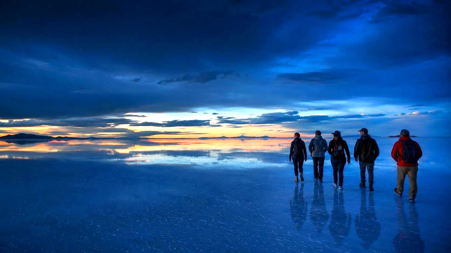 Viajeros en el Salar de Uyuni al atardecer